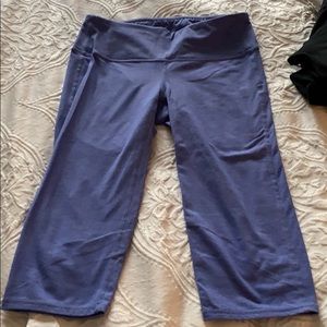 Periwinkle knee cropped athleta leggings